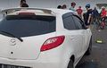 Mazda2 Seruduk Pesepeda di Jembatan PIK 2, Kap Mesin Langsung Menganga