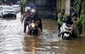 Sebuah Yamaha NMAX dan Honda Scoopy Terendam Banjir di Bali, Petugas Berwajib Turun Tangga