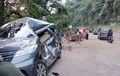Toyota Fortuner dan Honda Freed Jadi Korban Longsor Cadas Pangeran, Bodi RemukTertimpa batu