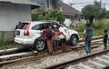 Honda CR-V Kalah Kuat, Keseret 20 Meter Sampai Bonyok, Lawan Tak Seimbang
