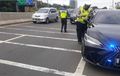 Kedapatan Pakai Strobo Lexus Mewah Ini Diciduk Polisi, Warganet: Kok Cuman Ditegur Doang?