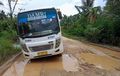 Perjuangan Bus Perintis DAMRI di Wilayah Terpencil Enggak Kaleng-kaleng, Sampai Lewati Sungai Juga Lo