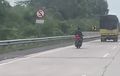 Nekad!  Motor Dugaan Curian Melaju di Tol Lampung, Pengendara Tanpa Helm 
