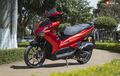 Honda Air Blade 160 Tampil Menggoda, Jubah Merah, Perhiasannya Mewah