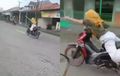 Jangan Ditiru! Emak-emak Naik Honda Revo Beraksi Bak Superman, Tapi Langgar Pasal-pasal Ini