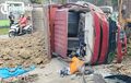 Honda Mobilio Keluar Rumah Langsung Liar, Truk Isi Tanah Disundul Hingga Terguling