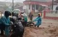 Detik-detik Mencekam Sejumlah Motor Nyaris Hanyut Diterjang Banjir, Warga Turun Tangan