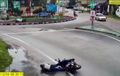 Gara-gara Jalan Licin, Sejumlah Pemotor Sampai Jatuh Barengan di Tikungan Ini, Begini Reaksi Netizen.