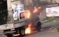 Mobil Mogok Distater Malah Api Yang Menyala Hebat, Warga Beraksi Tampil Bak Pahlawan