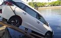 Karat Melambai, Honda Mobilio Kecelup Laut, Pelat Nomor dan Pemilik Menghilang