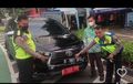 Kijang Innova Hitam Ditilang Manual, Ketahuan Polisi Pakai Pelat Merah Palsu