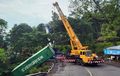 Dua Crane Kerja Keras Keluarkan Kontainer dari Jurang, Buntut Truk Terguling di Semarang