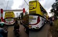 Bus Pariwisata Bikin Sejumlah Biker Emosi di Jalan, Tapi Bukan Sopir yang Dihujat Netizen Tuh