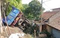 Tak Terkendali di Jalan Turunan, Truk Terjang Tiga Ruko, Warung, dan Rumah Warga