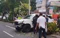 Bumper Toyota Fortuner Bonyok Usai Hantam Pohon, Pengemudi Mengaku Hendak Ambil Paket 
