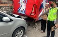 Petaka Kijang Innova Sodok Ayla Parkir, Loncat Depan Tinju Bus, Tubuh 6 Siswi Kejepit