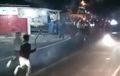 Mencekam, Jalanan Penuh Petasan dan Celurit, Para Pengendara Motor Ciut Nyali Sembunyi di Rumah Warga
