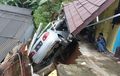 Toyota Altis Terperosok Hampir Ditelan Tanah, Air Hujan Jadi Penyebab