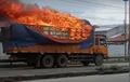 Detik-detik Truk Fuso Berjalan Dengan Api Menyala di Bak, Sopir Enggak Sadar