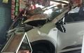 Tubuh Pengemudi Toyota Rush Mendadak Kaku, Sekejap Warung Kelontong Porak-poranda