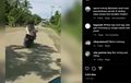 Cewek Pemotor Honda BeAT Ini Bikin Netizen Heran, Bisa Jalan Walau Posisi Duduknya Miring