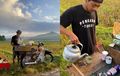 Bikin Betah Nyruput Lama, Kedai Kopi Ini Jualannya Pakai Motor Lawas dan Mangkalnya di Pinggir Sawah 