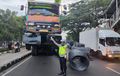 Tali Pengikat Muatan Putus Bikin Truk Fuso Wheelie dan Muatan Berserakan di Daan Mogot, Lalin Macet