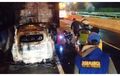 Daihatsu Rocky Seruduk Bokong Truk di Tol Sedyatmo, Berakhir Hangus Terbakar