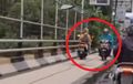 Niat Hati Hindari Kemacetan, Pemotor di Malang Jadi Sorotan Usai Melintas Trotoar Jembatan