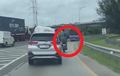 Nekat Terobos Jalan Tol Jakarta-Cikampek, Pengendara Yamaha V-Ixion Tanpa Helm Ini Diduga Depresi