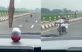 Ulah Pemotor Honda Scoopy Bikin Netizen Tertawa, Dibilang Jelmaan Ultraman