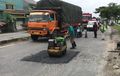 Perbaikan Jalan Pantura Semarang-Demak Sedang Digarap, Lubang-lubangnya Lagi Ditambal