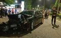 Mobil Dinas Toyota Camry Alami Kecelakaan di Jalan Soekarno Hatta, Sepasang Muda-mudi Jadi Sorotan