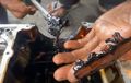 Ini Sebabnya Oli Mesin Motor Bisa Jadi Kerak kotoran atau Lumpur