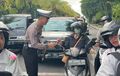Polisi Datangi Pengendara di Bali, Bukan Buat Ditilang tapi Kasih Cokelat