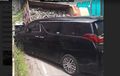 Tragedi Dump Truck Gagal Nanjak, Muatan Batu Tumpah Timpa Toyota Alphard