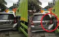 Maju Kena Mundur Kena, Maksa Nyalip Honda Jazz Hanya Bisa Pasrah di Kejepit Truk