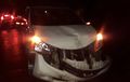 Toyota Avanza Tak Berdaya, Diserang Dua Pohon Tumbang Sekaligus, Bodi Ambrol