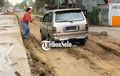 Gundukan Tanah 'Mengintai', Perbaikan Jalan Solo-Purwodadi Sebabkan Mobil Nyangkut