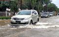 Begini Tips Supaya Mobil Matik Tidak Mogok Saat Melewati Banjir, Simak