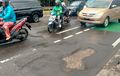 Banyak Jalan Berlubang, Ini Tips Berkendara Aman Menurut Pakar Safety