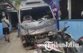 Isuzu Elf Masuk Selokan Usai Dilempar Batu, Sopir dan 1 Penumpang Masuk RS