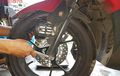 Ini Penyebab Sokbreker Depan Yamaha Aerox Sering Bunyi di Jalan Rusak