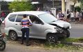 Dipepet Toyota Avanza Misterius, Daihatsu Xenia Tabrak Pohon Pembatas Jalan