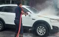 Kap Mesin Chevrolet Captiva Menguning Dadakan, Terpaksa Disemprot Air Pemadam
