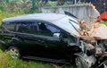 Mitsubishi Xpander Bonyok Usai Seruduk Honda Revo dan Gudang Barang Rongsok, Kap Mesin Sampai Berselimut Bata