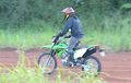 Punya Postur Bersahabat, Begini Asyiknya Naik Kawasaki KLX150 S