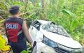 Toyota Avanza Berhenti Gak Jelas, Jalan Mundur Nyangkut di Jurang 15 Meter
