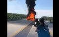 Gegara Pecah Ban, Daihatsu Gran Max Dilumat Api Hingga Jadi Rongsokan di Tol Tebingtinggi-Medan