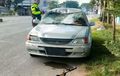 Kap Mesin Sampai Atap Toyota Soluna Babak Belur, Kaca Pecah Lawan Musuh Sepeda Kayuh